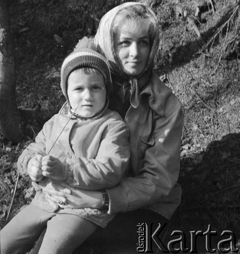 Marzec 1967, Duszniki-Zdrój, woj. wrocławskie, Polska.
Kobieta z małym dzieckiem odpoczywa na świeżym powietrzu.
Fot. Jerzy Konrad Maciejewski, zbiory Ośrodka KARTA