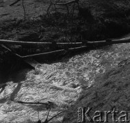 Marzec 1967, Duszniki-Zdrój, woj. wrocławskie, Polska.
Rzeka Bystrzyca Dusznicka.
Fot. Jerzy Konrad Maciejewski, zbiory Ośrodka KARTA