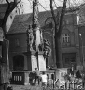 Marzec 1967, Duszniki-Zdrój, woj. wrocławskie, Polska.
Barokowa figura wotywna Matki Boskiej z Dzieciątkiem Jezus stojąca w rynku. Została postawiona w 1725 r. jako podziękowanie za uratowanie od zarazy. 
Fot. Jerzy Konrad Maciejewski, zbiory Ośrodka KARTA