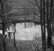 Marzec 1967, Duszniki-Zdrój, woj. wrocławskie, Polska.
Prawdopodobnie Staw Zielony w Parku Zdrojowym.
Fot. Jerzy Konrad Maciejewski, zbiory Ośrodka KARTA