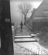 Marzec 1967, Duszniki-Zdrój, woj. wrocławskie, Polska.
Typowa zabudowa górskiego miasta - budynek na wzniesieniu. Na pierwszym planie drzewo oznaczone znakiem szlaku turystycznego.
Fot. Jerzy Konrad Maciejewski, zbiory Ośrodka KARTA