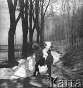 Marzec 1967, Duszniki-Zdrój, woj. wrocławskie, Polska.
Kobieta z dzieckiem spaceruje wzdłuż zamarzniętej rzeki Bystrzycy Dusznickiej. 
Fot. Jerzy Konrad Maciejewski, zbiory Ośrodka KARTA