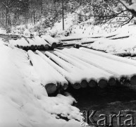 Marzec 1967, Duszniki-Zdrój, woj. wrocławskie, Polska.
Przerzucone nad rzeką bale drewna pokryte śniegiem.
Fot. Jerzy Konrad Maciejewski, zbiory Ośrodka KARTA
