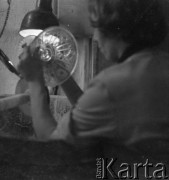 Marzec 1967, Duszniki-Zdrój, woj. wrocławskie, Polska.
Pracownia szkła. Pracownica sprawdza szlify na kryształowym szkle.
Fot. Jerzy Konrad Maciejewski, zbiory Ośrodka KARTA