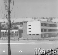 Lata 60., Duszniki-Zdrój, woj. wrocławskie, Polska.
Nowy budynek szkoły.
Fot. Jerzy Konrad Maciejewski, zbiory Ośrodka KARTA