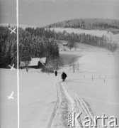 Lata 60., Duszniki-Zdrój, woj. wrocławskie, Polska.
Górski krajobraz zimową porą. W głębi widoczne ośnieżone domy.
Fot. Jerzy Konrad Maciejewski, zbiory Ośrodka KARTA