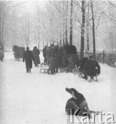 Lata 60., Duszniki-Zdrój, woj. wrocławskie, Polska.
Zimowy kulig.
Fot. Jerzy Konrad Maciejewski, zbiory Ośrodka KARTA