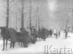 Lata 60., Duszniki-Zdrój, woj. wrocławskie, Polska.
Zimowy kulig.
Fot. Jerzy Konrad Maciejewski, zbiory Ośrodka KARTA