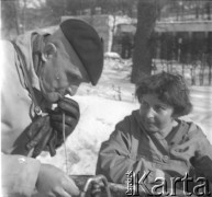 Lata 60., Duszniki-Zdrój, woj. wrocławskie, Polska.
Jerzy Konrad Maciejewski pije przez słomkę wodę pitną z fontanny.
Fot. Jerzy Konrad Maciejewski, zbiory Ośrodka KARTA