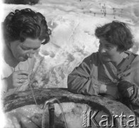 Lata 60., Duszniki-Zdrój, woj. wrocławskie, Polska.
Kobiety piją wodę pitną z fontanny.
Fot. Jerzy Konrad Maciejewski, zbiory Ośrodka KARTA