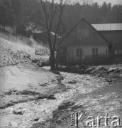 Lata 60., Duszniki-Zdrój, woj. wrocławskie, Polska.
Górska wieś.
Fot. Jerzy Konrad Maciejewski, zbiory Ośrodka KARTA