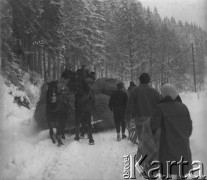 Lata 60., Duszniki-Zdrój, woj. wrocławskie, Polska.
Wóz pełen siana jedzie po drodze.
Fot. Jerzy Konrad Maciejewski, zbiory Ośrodka KARTA