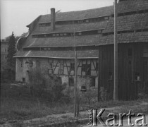 Lata 60., Duszniki-Zdrój, woj. wrocławskie, Polska.
Stary XVII-wieczny młyn papierniczy nad Bystrzycą Dusznicką, w którym funkcjonowała papiernia. Po II wojnie światowej opuszczony i zniszczony budynek przekazano fabryce papieru w Młynowie k. Kłodzka.
Fot. Jerzy Konrad Maciejewski, zbiory Ośrodka KARTA