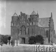 Po 1959, Dzierżenin, woj. warszawskie, Polska.
Kościół pw. św. Tomasza Apostoła. (Budowla murowana z ok. 1917 r. W 1944 r. w czasie walk na przyczółku Narwi został znacznie zniszczony - uszkodzono dach i wieże. Po wojnie przystąpiono do remontu).
Fot. Jerzy Konrad Maciejewski, zbiory Ośrodka KARTA