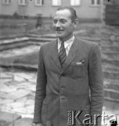 1951, Elbląg, woj. gdańskie, Polska.
Typowany na zespołowego kierownika socjalnego Bolesław Lenard, absolwent III turnusu w Centralnej Szkole Administracji Rolnej. Szkoła działała w latach 1948-1953. Jej zadaniem było przygotowanie specjalistów do pracy w Państwowych Gospodarstwach Rolnych (kierowników gospodarstw rolnych, księgowych, magazynierów i innych).
Fot. Jerzy Konrad Maciejewski, zbiory Ośrodka KARTA