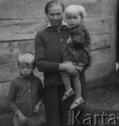 1970, Zabruzdy k. Garwolina, woj. warszawskie, Polska.
Tkaczka Aleksandra Sitek z dziećmi.
Fot. Jerzy Konrad Maciejewski, zbiory Ośrodka KARTA