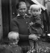 1970, Zabruzdy k. Garwolina, woj. warszawskie, Polska.
Mieszkanka wsi Aleksandra Sitek z dziećmi.
Fot. Jerzy Konrad Maciejewski, zbiory Ośrodka KARTA