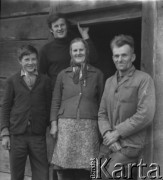1970, Miastków Kościelny, woj. warszawskie, Polska.
Muzykant Bolesław Teperek z rodziną stoją przed wejściem do domu.
Fot. Jerzy Konrad Maciejewski, zbiory Ośrodka KARTA