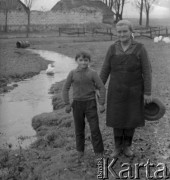 1970, Unin k. Garwolina, woj. warszawskie, Polska.
Mieszkanka wsi Genowefa Uchnik z chłopcem. 
Fot. Jerzy Konrad Maciejewski, zbiory Ośrodka KARTA