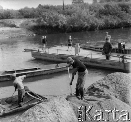 Lata 50., Gawłuszowice, woj. rzeszowskie, Polska. 
Marian Stępień (2. z prawej) wydobywa z rzeki Wisłoki żwir potrzebny do budowy.
Fot. Jerzy Konrad Maciejewski, zbiory Ośrodka KARTA