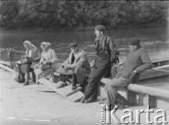 Lata 50., Gawłuszowice, woj. rzeszowskie, Polska. 
Mieszkańcy czekają na prom nad Wisłoką.
Fot. Jerzy Konrad Maciejewski, zbiory Ośrodka KARTA