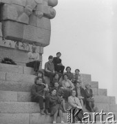 1970, Gdańsk, woj. gdańskie, Polska.
Uczestnicy wycieczki zwiedzają Westerplatte, gdzie na usypanym kopcu stoi Pomnik Obrońców Wybrzeża. Monument powstał w 1966 r. i upamiętnia polskich żołnierzy, którzy walczyli na wybrzeżu we wrześniu 1939 r.   
Fot. Jerzy Konrad Maciejewski, zbiory Ośrodka KARTA