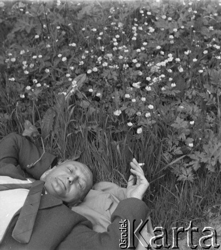 1970, Gdańsk, woj. gdańskie, Polska.
Odpoczynek. Mężczyzna leży na łące i pali papierosa.
Fot. Jerzy Konrad Maciejewski, zbiory Ośrodka KARTA