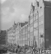 1970, Gdańsk, woj. gdańskie, Polska.
Robotnicy przeprowadzają remont na Rynku Starego Miasta.
Fot. Jerzy Konrad Maciejewski, zbiory Ośrodka KARTA