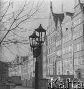 1970, Gdańsk, woj. gdańskie, Polska.
Prace remontowe na Rynku Starego Miasta.
Fot. Jerzy Konrad Maciejewski, zbiory Ośrodka KARTA