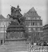 1970, Gdańsk, woj. gdańskie, Polska.
Pomnik konny króla Jana III Sobieskiego na Rynku Starego Miasta.
Fot. Jerzy Konrad Maciejewski, zbiory Ośrodka KARTA