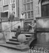 1970, Gdańsk, woj. gdańskie, Polska.
Rynek Starego Miasta. Kobieta pozuje do zdjęcia na tle zabytkowej kamienicy.
Fot. Jerzy Konrad Maciejewski, zbiory Ośrodka KARTA