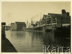 Przed 1939, Wolne Miasto Gdańsk. 
Stare Miasto nad Motławą. Widoczne niemieckie napisy zawieszone na kamienicach. Po rzece płynie statek pasażerski. 
Fot. Jerzy Konrad Maciejewski, zbiory Ośrodka KARTA