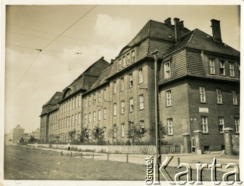 Sierpień 1939, Wolne Miasto Gdańsk. 
Gimnazjum im. Józefa Piłsudskiego Macierzy Szkolnej (szkoła średnia na poziomie maturalnym) działające w latach 1922-1939 przy ul. Am Weissen Turm 1. Do szkoły mogły uczęszczać dzieci obywateli gdańskich pochodzenia polskiego oraz polskich zatrudnionych w Wolnym Mieście. 
Fot. Jerzy Konrad Maciejewski, zbiory Ośrodka KARTA