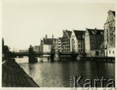 Przed 1939, Wolne Miasto Gdańsk.
Fragment Starego Miasta nad Motławą. W tle widoczny zabytkowy most na rzece. 
Fot. Jerzy Konrad Maciejewski, zbiory Ośrodka KARTA