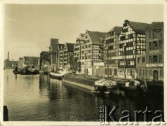 Przed 1939, Wolne Miasto Gdańsk. 
Statki zacumowane na Motławie przy Starym Mieście. Na kamienicach widoczne napisy niemieckie.
Fot. Jerzy Konrad Maciejewski, zbiory Ośrodka KARTA