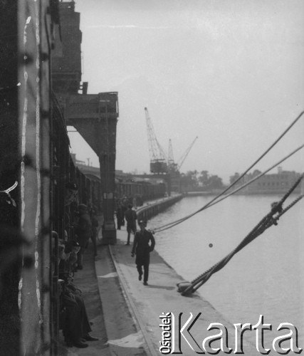 Lipiec 1946, Gdańsk-Wrzeszcz, woj. gdańskie, Polska.
Żołnierze polscy, którzy wrócili ze Szkocji siedzą w wagonach towarowych. Zostaną przetransportowani do wojskowego obozu repatriacyjnego 