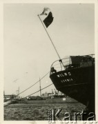 Przed 1939, Gdynia, woj. pomorskie, Polska.
Fragment portu morskiego, budowanego od 1922 r. Na pierwszym planie widoczny zacumowany statek z polską flagą.  
Fot. Jerzy Konrad Maciejewski, zbiory Ośrodka KARTA