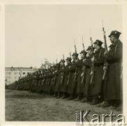 Przed 1939, Gdynia, woj. pomorskie, Polska.
Żołnierze z II Gdyńskiego Batalionu Obrony Narodowej, pododdziału piechoty Wojska Polskiego II RP. Batalion został sformowany w 1937 r. i wchodził w skład Morskiej Brygady Obrony Narodowej.
Fot. Jerzy Konrad Maciejewski, zbiory Ośrodka KARTA