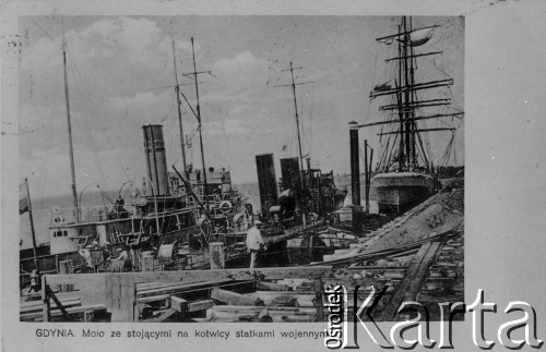 Przed 1939, Gdynia, woj. pomorskie, Polska.
Pocztówka przedstawiająca molo, przy których cumują polskie okręty wojenne.
Fot. NN, kolekcja Jerzego Konrada Maciejewskiego