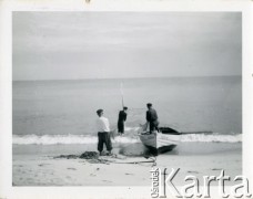 Sierpień 1939, Kuźnica k. Helu, woj. pomorskie, Polska.
Rybacy przygotowują się do połowu ryb.
Fot. Jerzy Konrad Maciejewski, zbiory Ośrodka KARTA