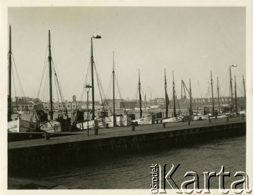 Przed 1939, Gdynia, woj. pomorskie, Polska.
Statki stoją w porcie rybackim. W głębi widoczne budynki należące do Stoczni Gdyńskiej. 
Fot. Jerzy Konrad Maciejewski, zbiory Ośrodka KARTA