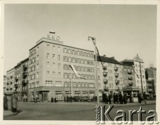 Przed 1939, Gdynia, woj. pomorskie, Polska.
Nowa siedziba Komunalnej Kasy Oszczędności na rogu ulicy Świętojańskiej i Skweru Kościuszki. Magistrat powołał Bank w kwietniu 1926 r. 
Fot. Jerzy Konrad Maciejewski, zbiory Ośrodka KARTA