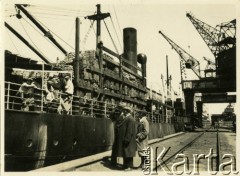 Przed 1939, Gdynia, woj. pomorskie, Polska. 
Pracownicy portu wyładowują ze statku materiał - korek.  
Fot. Jerzy Konrad Maciejewski, zbiory Ośrodka KARTA