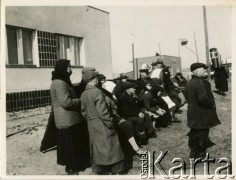 Przed 1939, Gdynia, woj. pomorskie, Polska.
Turyści podczas zwiedzania portu morskiego.
Fot. Jerzy Konrad Maciejewski, zbiory Ośrodka KARTA
