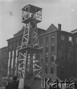 1947, Gliwice, woj. śląskie, Polska.
Pracownicy Kopalni Węgla Kamiennego stoją w wieży wyciągowej.
Fot. Jerzy Konrad Maciejewski, zbiory Ośrodka KARTA