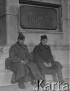 1947, Gliwice, woj. śląskie, Polska.
Żołnierze Armii Czerwonej siedzą na schodach Pomnika Wdzięczności Armii Czerwonej na Placu Wolności.
Fot. Jerzy Konrad Maciejewski, zbiory Ośrodka KARTA