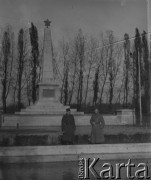 1947, Gliwice, woj. śląskie, Polska.
Żołnierze Armii Czerwonej pozują na tle Pomnika Wdzięczności Armii Czerwonej na Placu Wolności.
Fot. Jerzy Konrad Maciejewski, zbiory Ośrodka KARTA