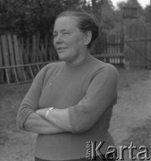 Lata 60. lub 70., Górecko Kościelne, woj. lubelskie, Polska.
Maria Krzeszowcowa  stoi na podwórzu swojego gospodarstwa.
Fot. Jerzy Konrad Maciejewski, zbiory Ośrodka KARTA