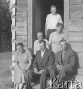 Lata 60. lub 70., Górecko Kościelne, woj. lubelskie, Polska.
Mieszkańcy wsi. W pierwszym rzędzie u dołu od lewej siedzi: Maria Krzeszowcowa, jej szwagier, jej sąsiad. W drugim rzędzie od lewej siedzi Olszewski, sąsiadka. U góry w drzwiach stoi mąż Marii Krzeszowcowej. 
Fot. Jerzy Konrad Maciejewski, zbiory Ośrodka KARTA