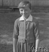 Lata 60. lub 70., Górecko Kościelne, woj. lubelskie, Polska.
Chłopiec stoi na podwórzu gospodarstwa.
Fot. Jerzy Konrad Maciejewski, zbiory Ośrodka KARTA